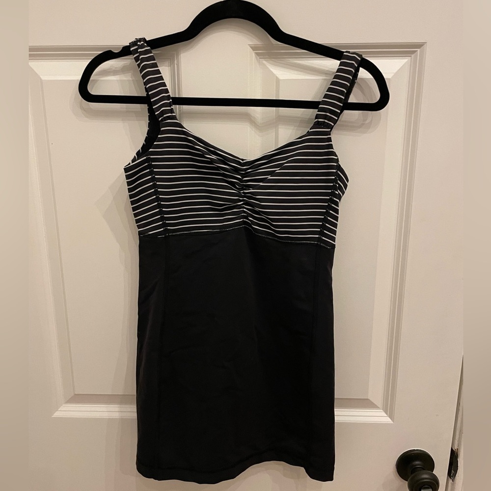 Lululemon Aria Tank ll Top 6 Black Striped Built In Bra